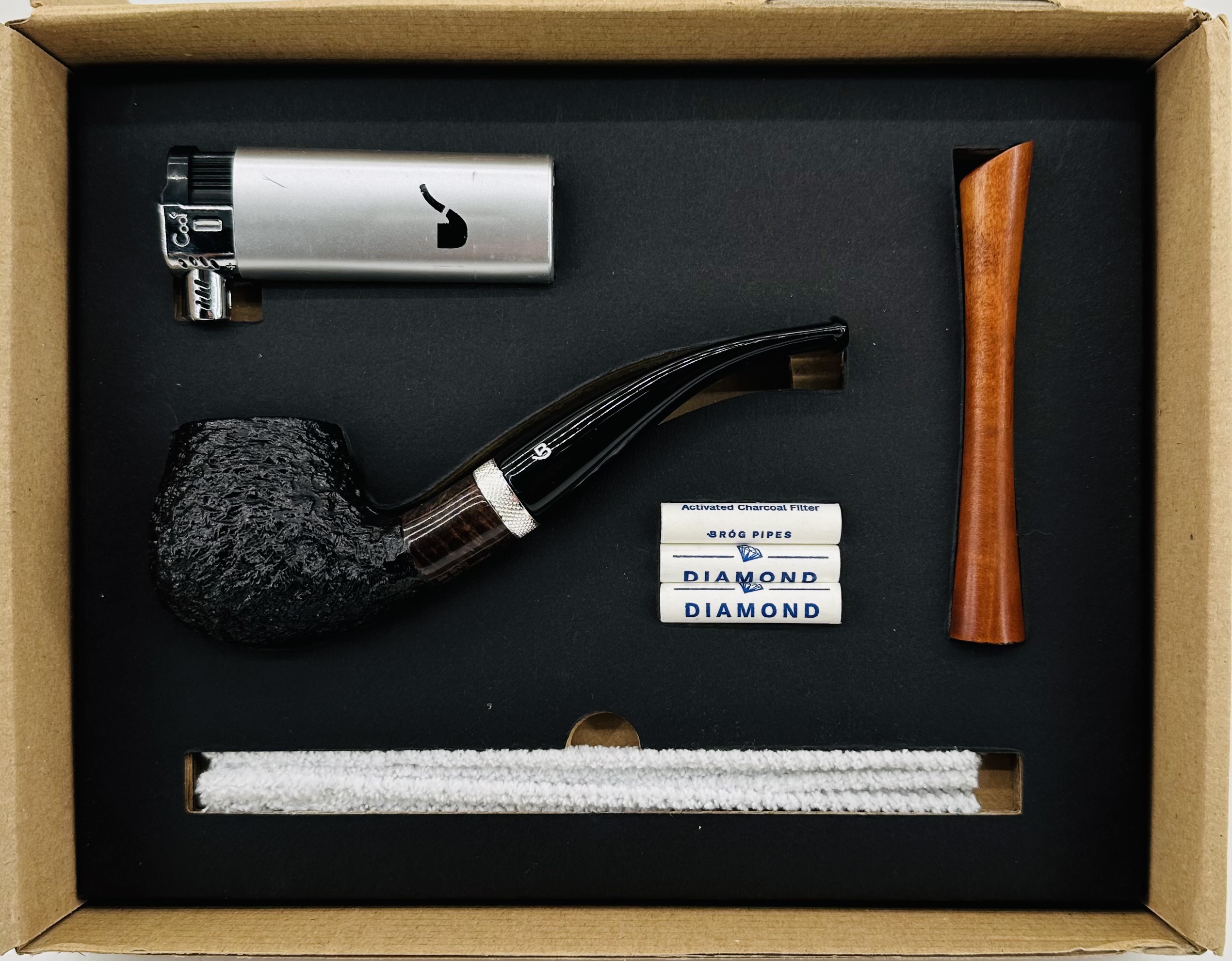 Mr. Brog Fajkový set 7. - Drevená fajka z briaru, zapaľovač, čistiace tyčinky, filtre, dusatko. 1 Mr. Brog Fajkový set 7. - Drevená fajka z briaru, zapaľovač, čistiace tyčinky, filtre, dusatko.