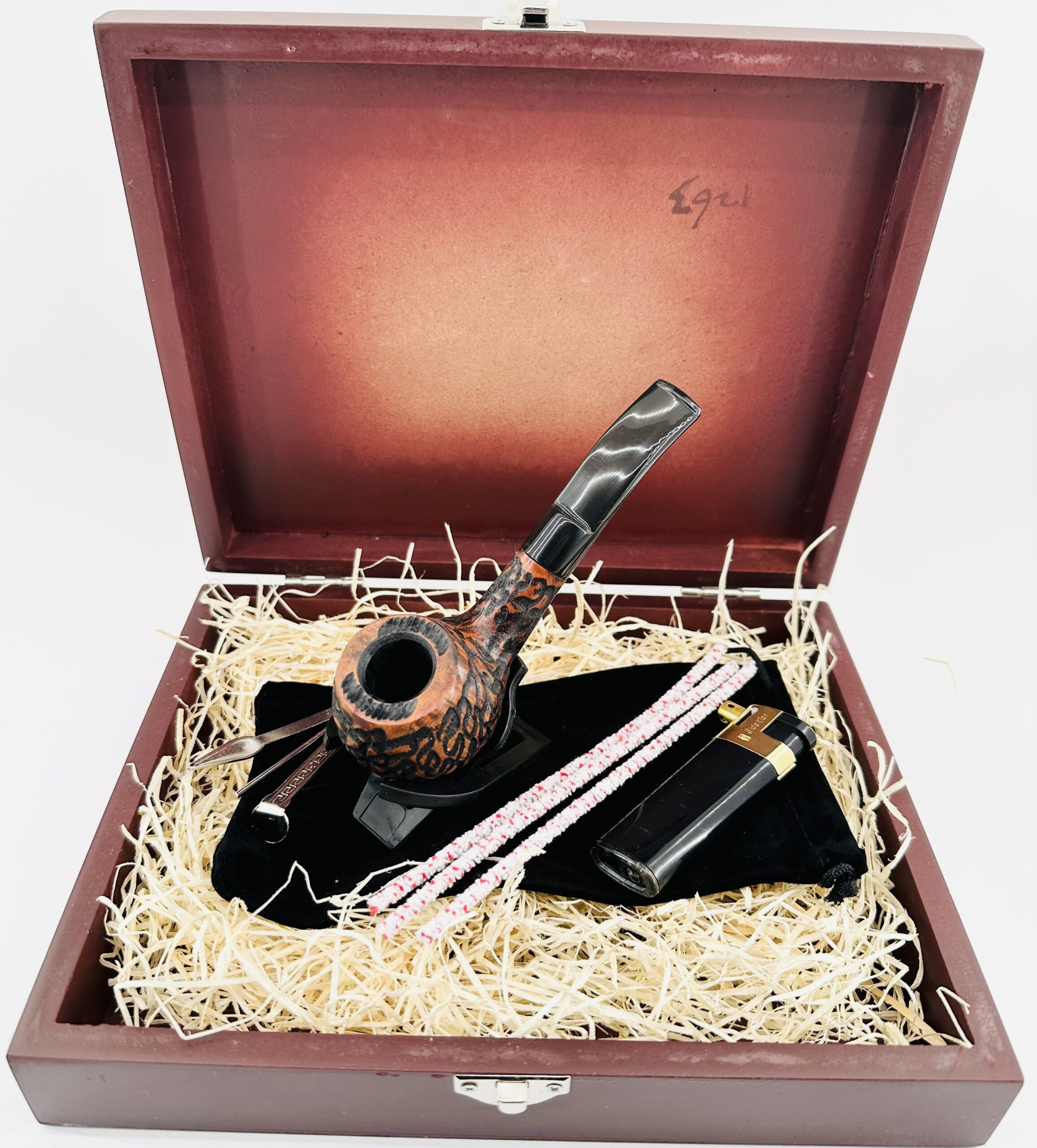 ANGELO Fajkový set- Drevená fajka, zapaľovač, čistiace tyčinky, filtre, stojan, fajkový príbor. A-2 1 ANGELO Fajkový set- Drevená fajka, zapaľovač, čistiace tyčinky, filtre, stojan, fajkový príbor. A-2